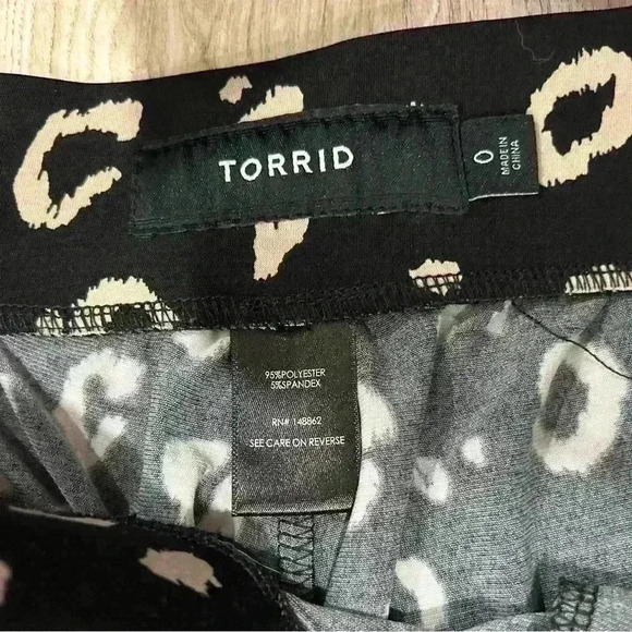 Torrid Women’s Studio Knit Tapered Ankle Pants Black Leopard Print Capris Size 0 - Picture 3 of 7